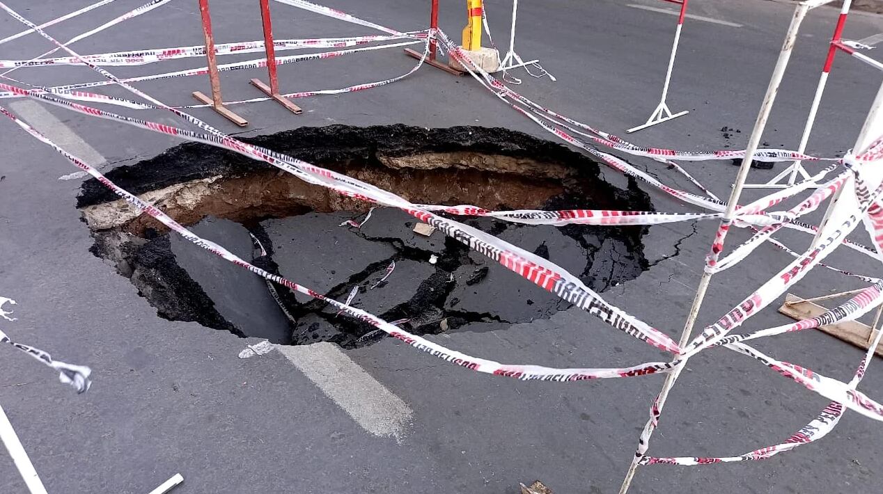 El bache se encuentra sobre Paraná, a la altura de la calle Obispo Salguero.