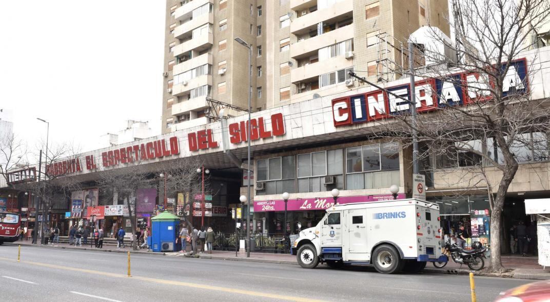 Cómo opera la banda que roba en el complejo Cinerama. 