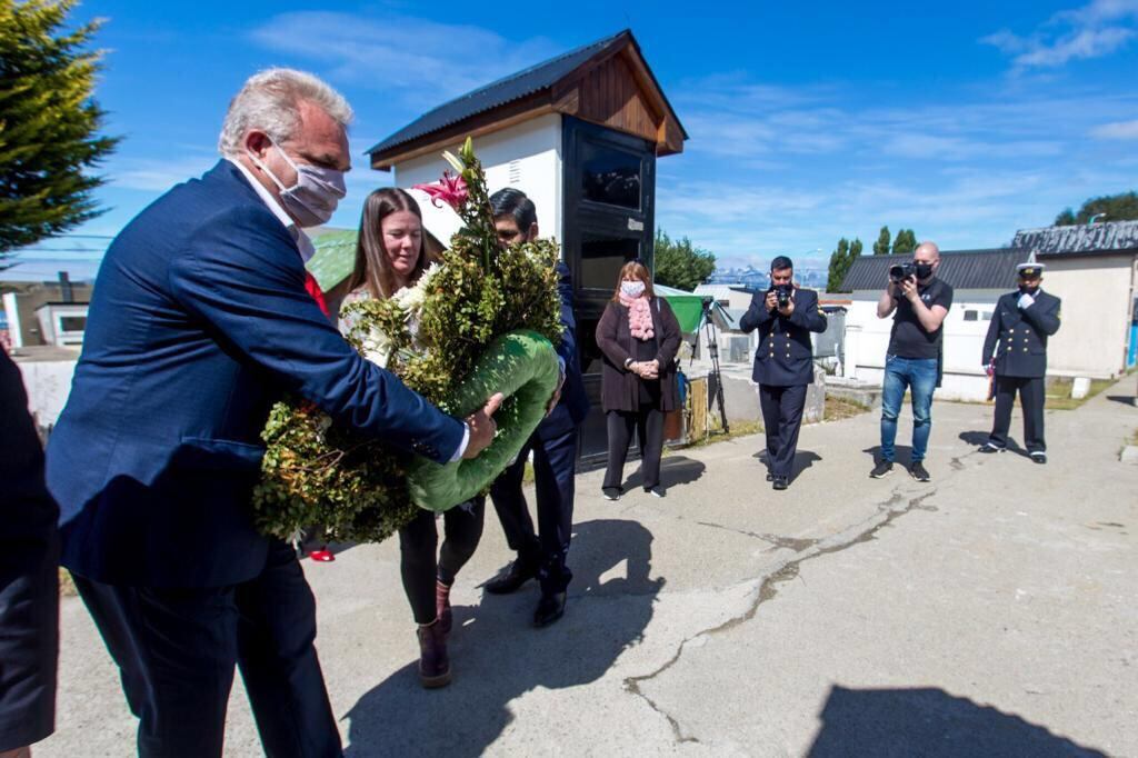 Durante la ceremonia se realizó una reseña de la vida de Campos, cuyos restos descansan por pedido del mismo, en la ciudad de Ushuaia.