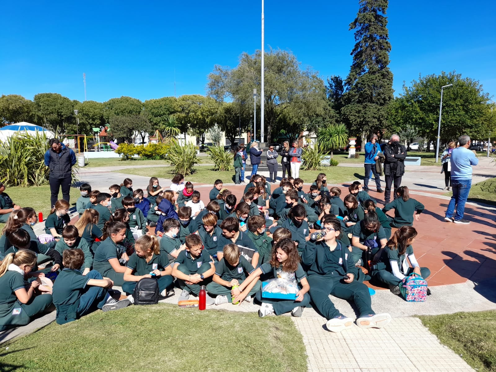 Alumnos del Jesús Adolescente sorprendieron a Veteranos de Malvinas con un desayuno