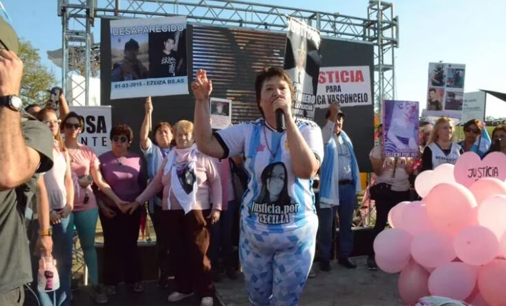 La madre de Cecilia Strzyzowski reclamando justicia por su hija.