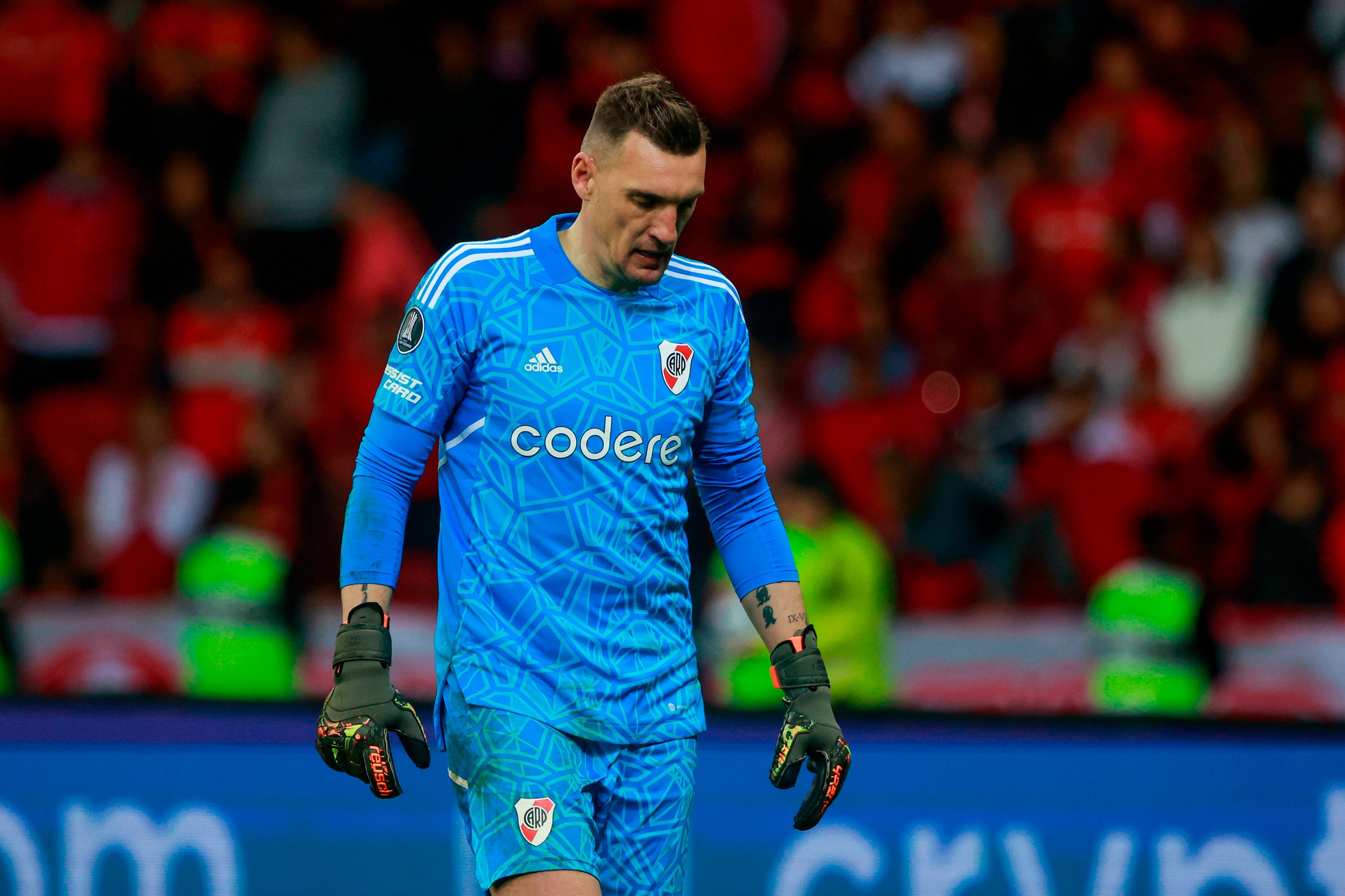 Franco Armani, jugador de River, lamentando la eliminación del equipo en Brasil. (Fotobaires)