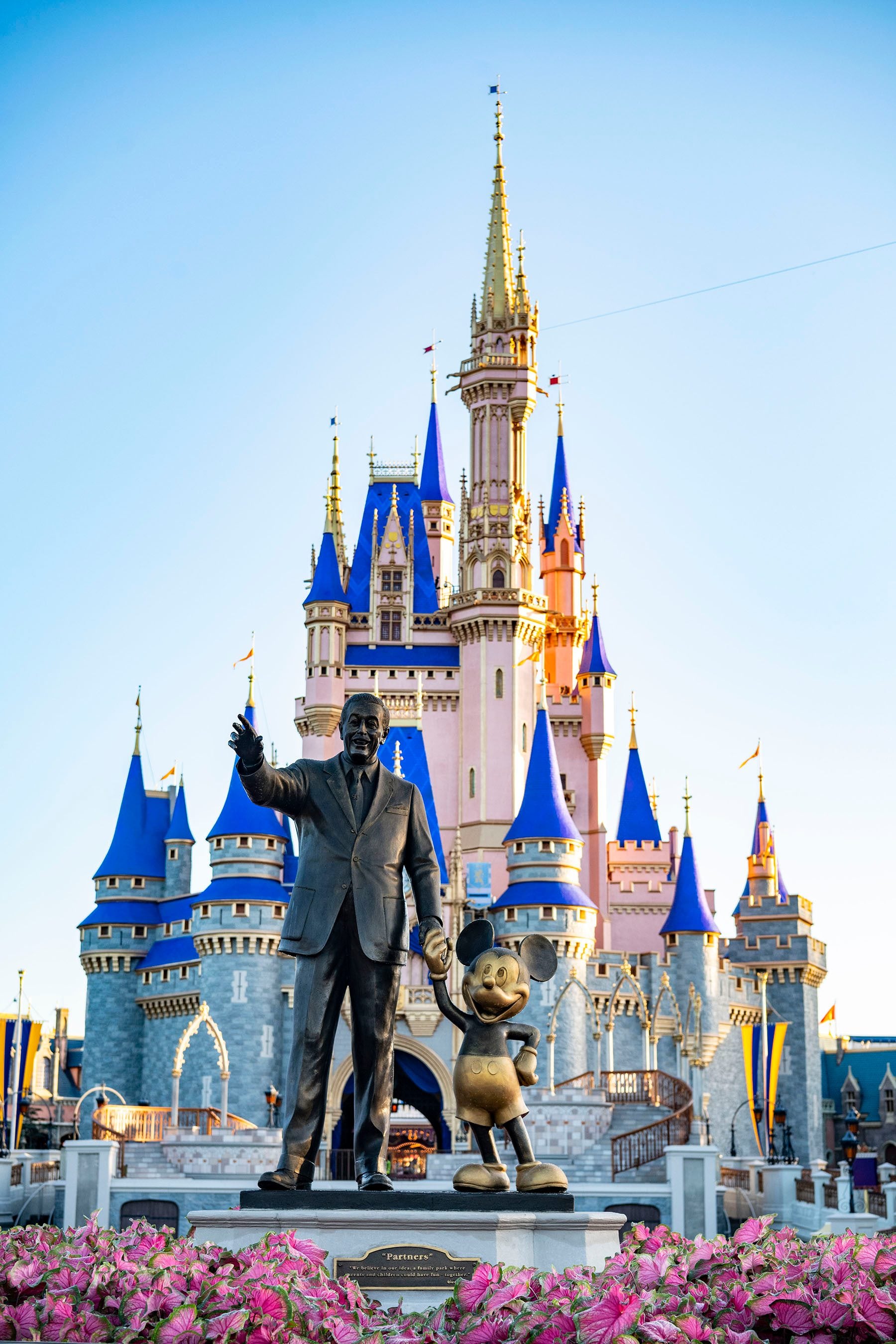 La estatua de bronce de Walt Disney y Mickey ubicada frente al Castillo de Cenicienta en Magic Kingdom. (Gentileza: Walt Disney World)