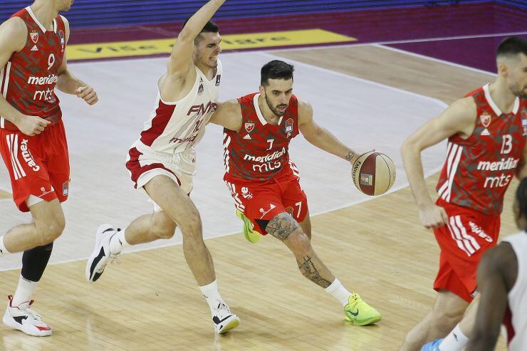 El base cordobés Facundo Campazzo sigue comandando al líder de la Liga Adriática ABA, el Estrella Roja de Serbia. (Prensa FMP Meridian)