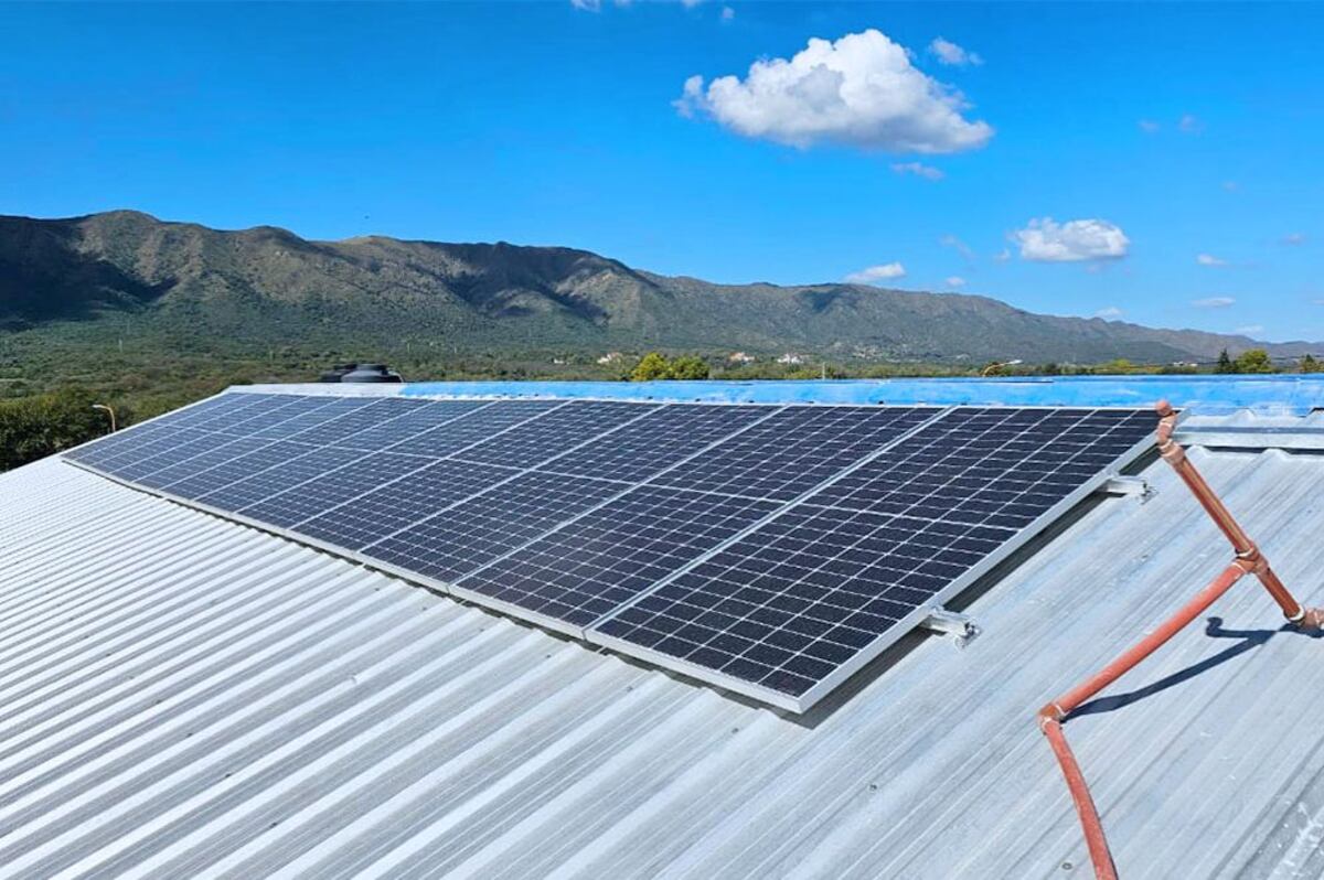 Punilla: instalan paneles solares en una escuela para compensar la huella de carbono del Cosquín Rock