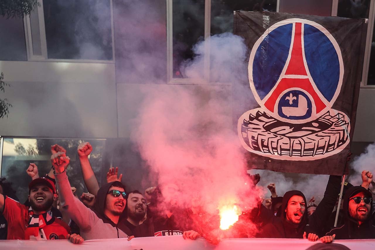 Hinchas de Paris Saint Germain durante una protesta.