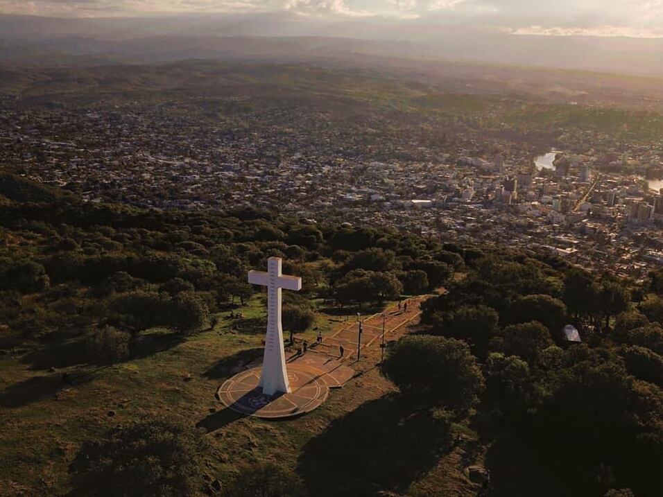 Cerro La Cruz en Villa Carlos Paz, visto desde lo alto.