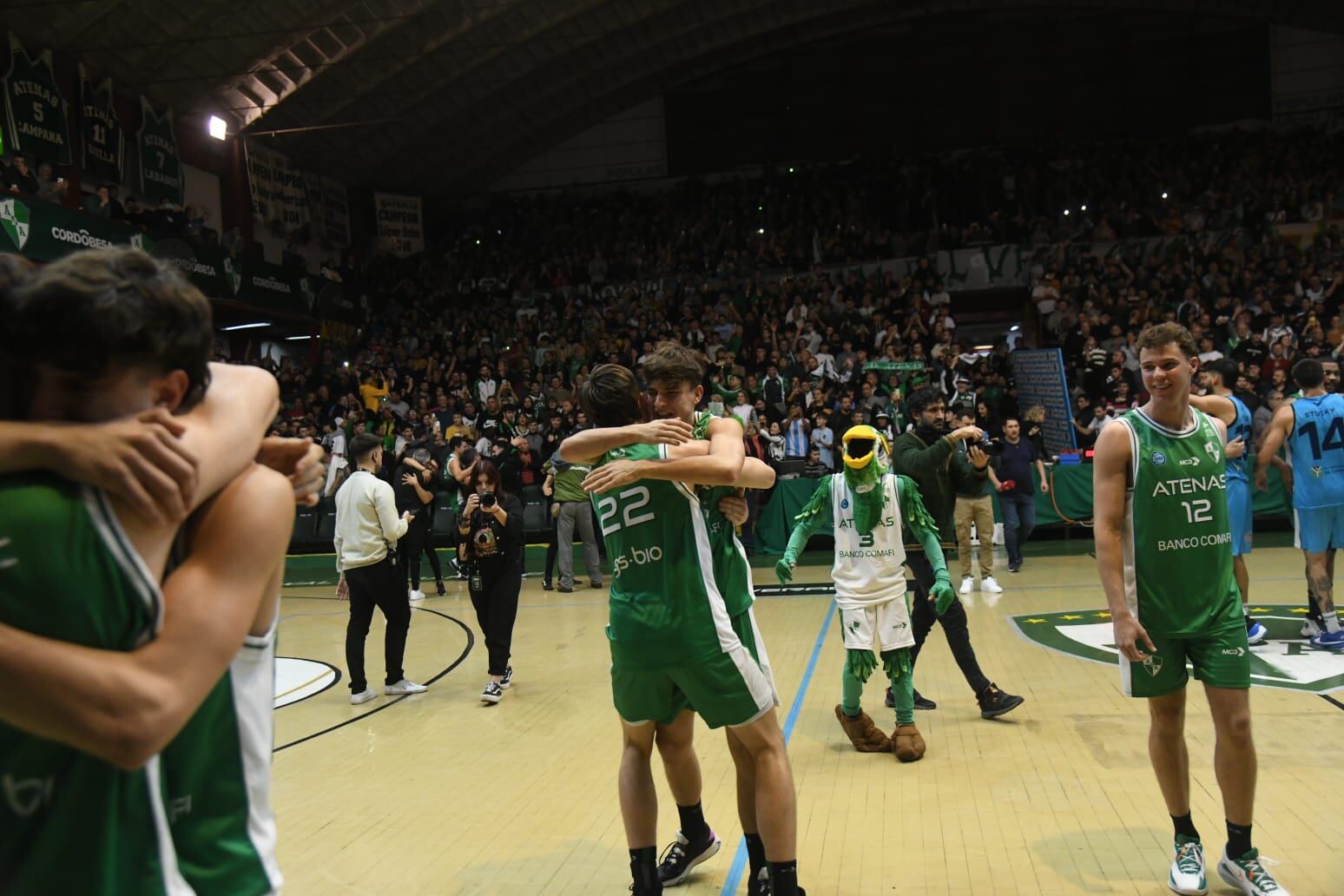 Atenas enfrentó a Racing de Chivilcoy en el Polideportivo Carlos Cerutti por la final de la Liga Argentina de básquet. Y logró el ascenso. Así fueron los festejos. (Facundo Luque / La Voz)