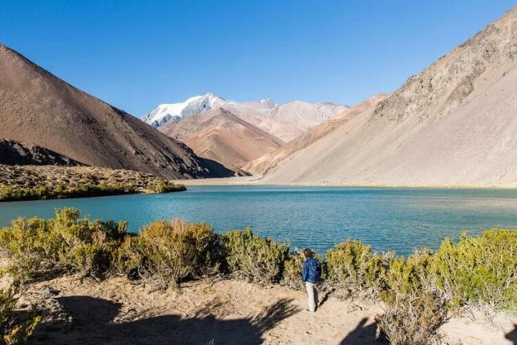 La increíble laguna esmeralda entre las montañas sanjuaninas.