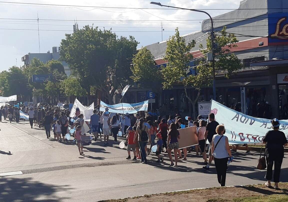 Caminando o en vehículo, la gente en General Alvear salió a la calle para rechazar la legalización del aborto. 