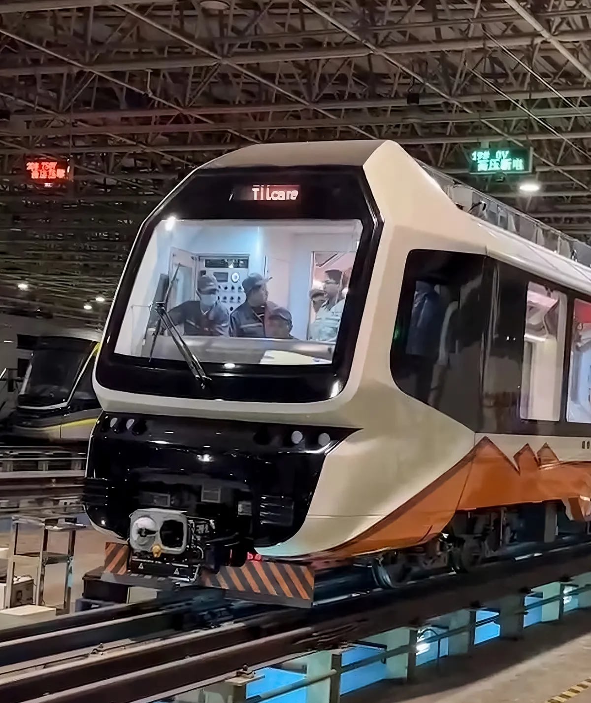 Ya anuncia el destino "Tilcara" en el frente, la unidad del tren solar jujeño que prueban en China, para su inminente entrega.