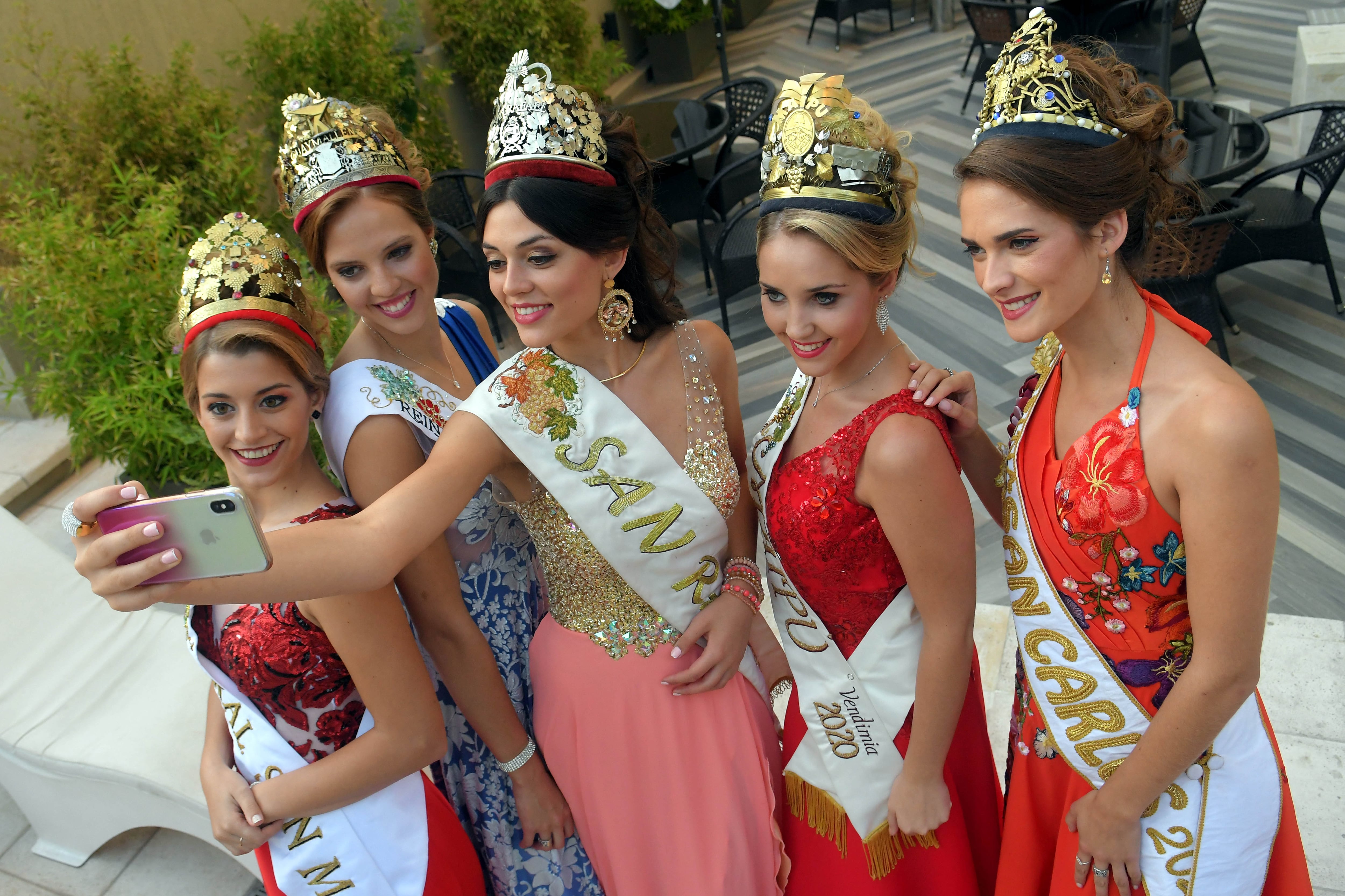 Reina de San Martin Giuliana Calani, de Guaymallén Sofía Grangetto, San Rafael Juliana Miller, de Maipú Lucía Pozobón, y San Carlos Ludmila Calabrigo Benegas.
Foto: Orlando Pelichotti /Los Andes

Back stage

