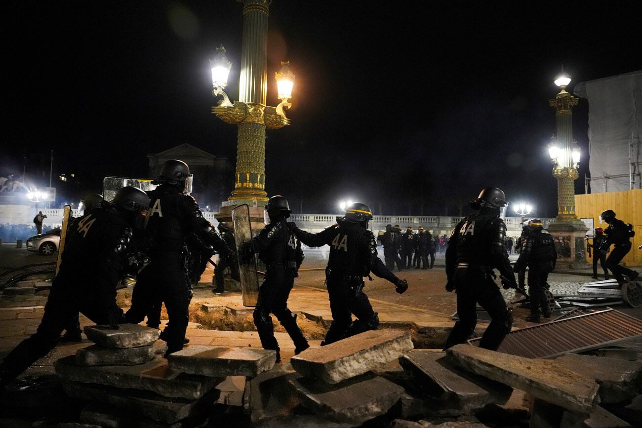 Oficiales de policía despejan la plaza de la Concordia. (AP)