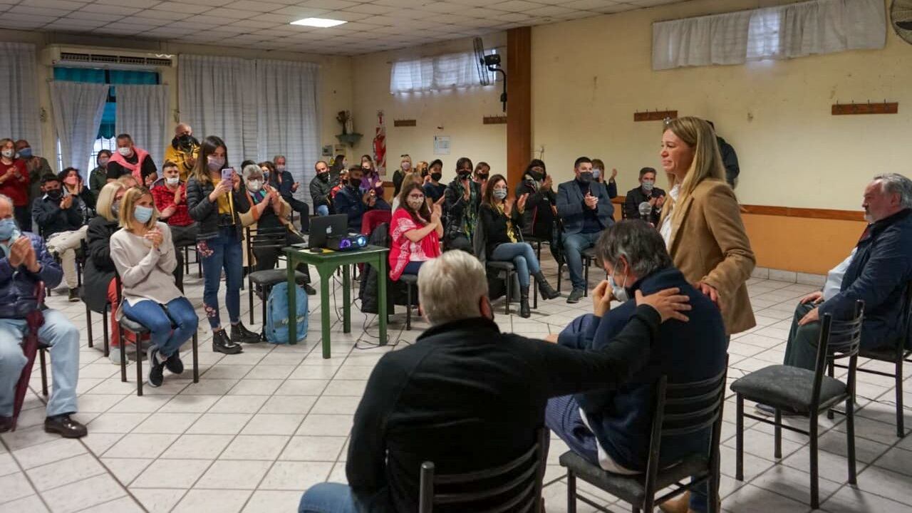 La ovación del público presente en el Centro de Jubilados para Esteban Bullrich.