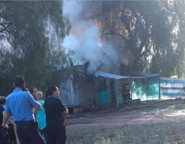 El fuego consumió la antigua casilla del ferrocarril que era de madera.