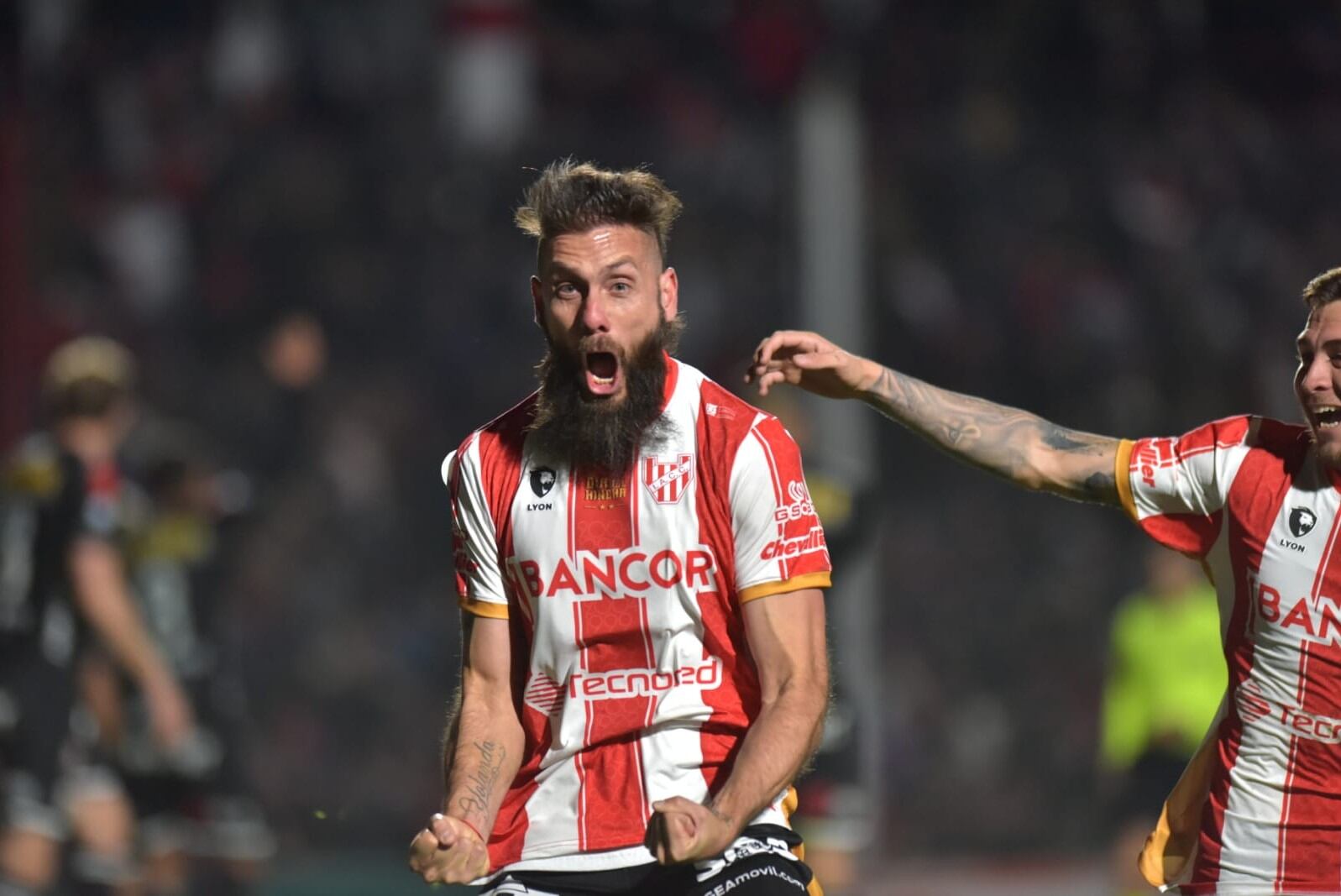 El festejo de Ezequiel Parnisari, autor del gol de Instituto ante Estudiantes de Caseros. (Facundo Luque / La Voz)