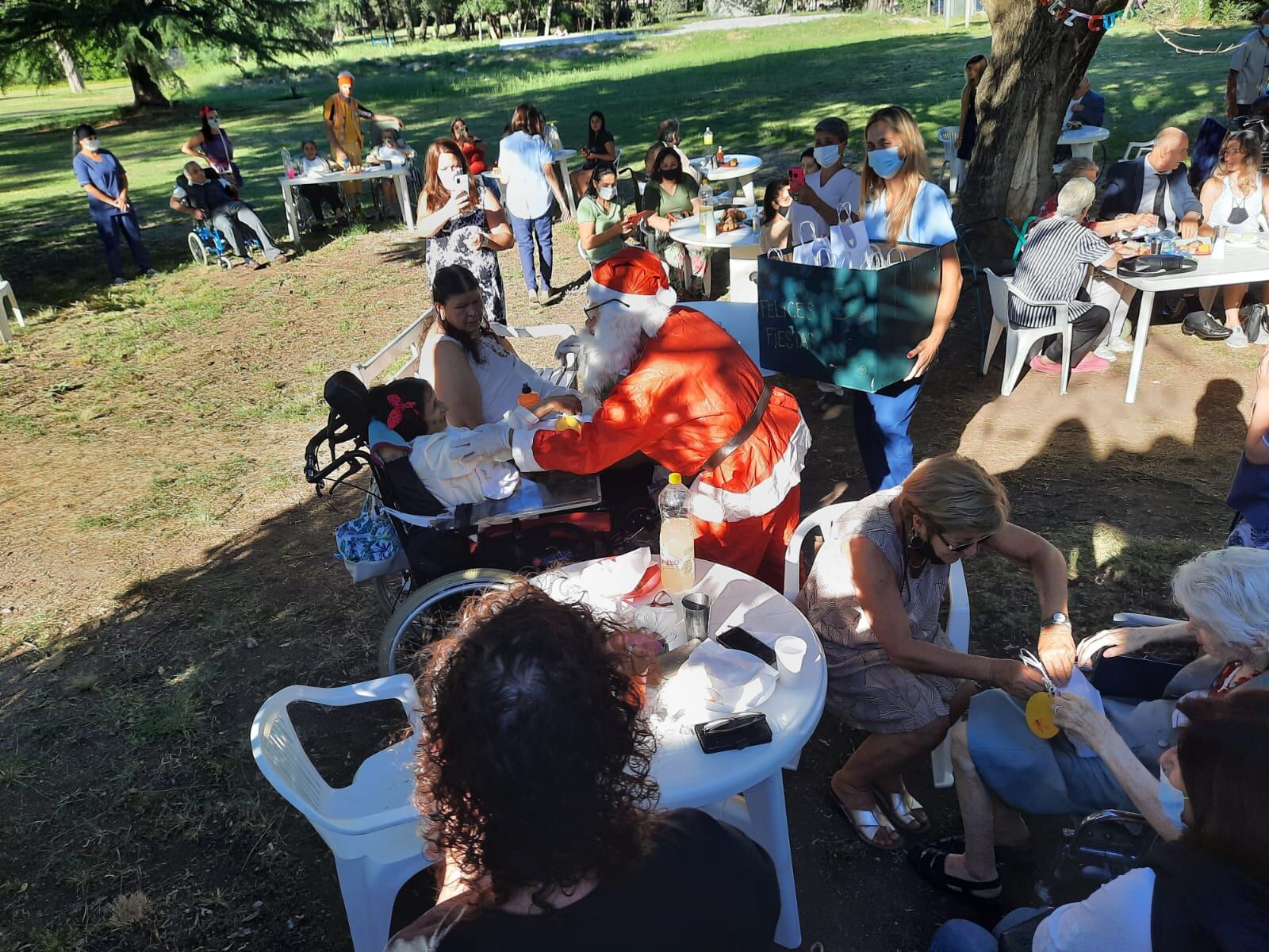 Brindis de fin de año en la residencia del Geriátrico Municipal de Tres Arroyos