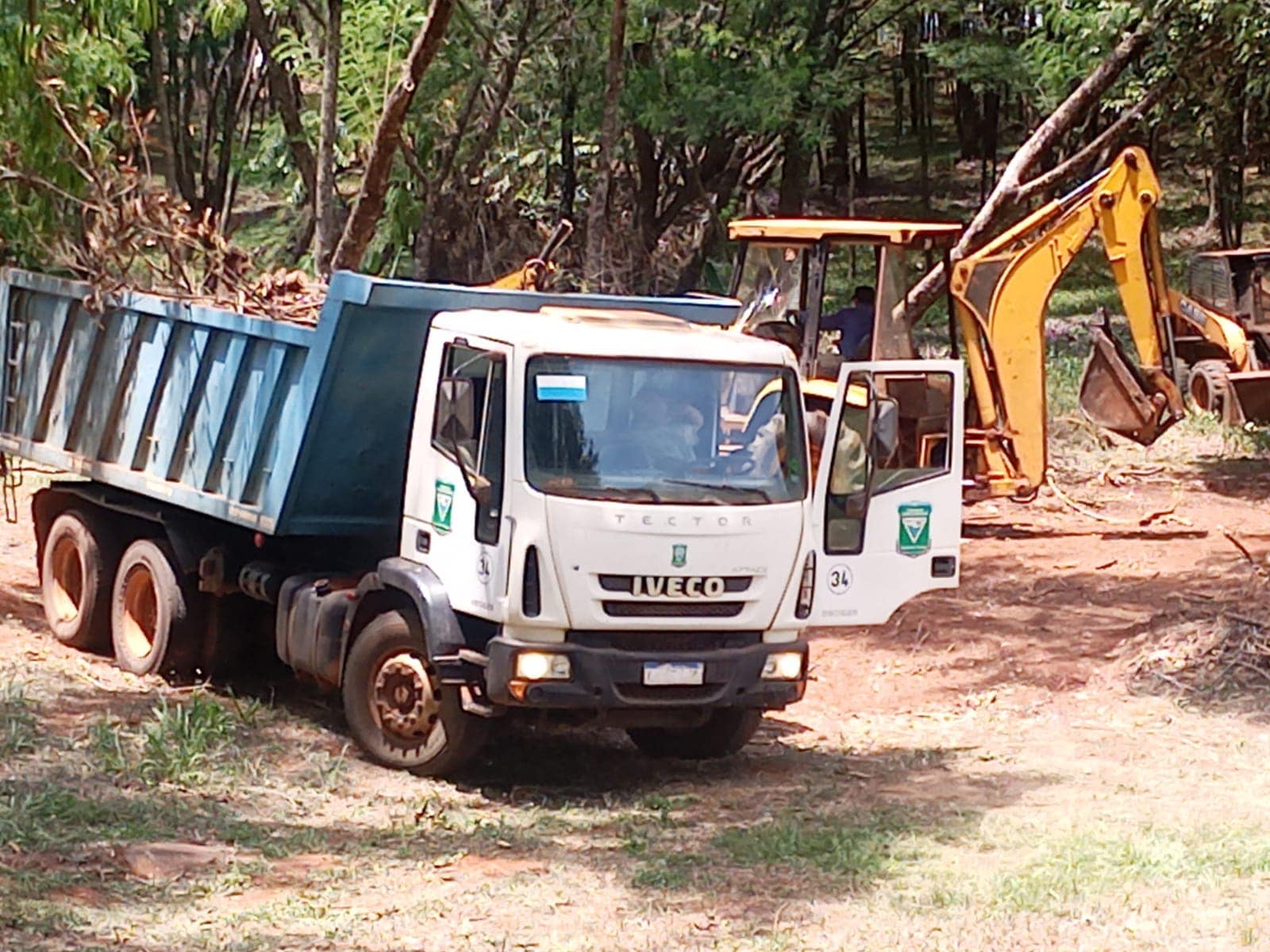 Continúan el mantenimiento de espacios verdes en la ciudad de Iguazú.