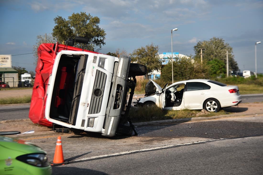 Choque en la Ruta 19 entre un camión y un auto a la altura del mercado de abasto.Foto: Pedro Castillo