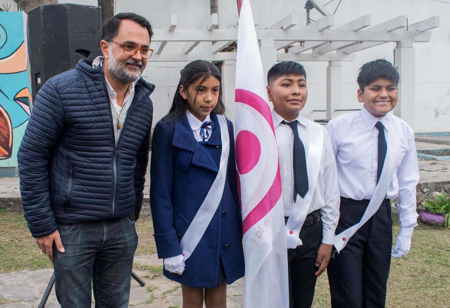 El concejal Lisandro Aguiar recibió a las delegaciones estudiantiles que llegaron al Concejo con los abanderados de la paz. En Jujuy son más de sesenta las instituciones y personas declaradas Embajadoras de la Paz.