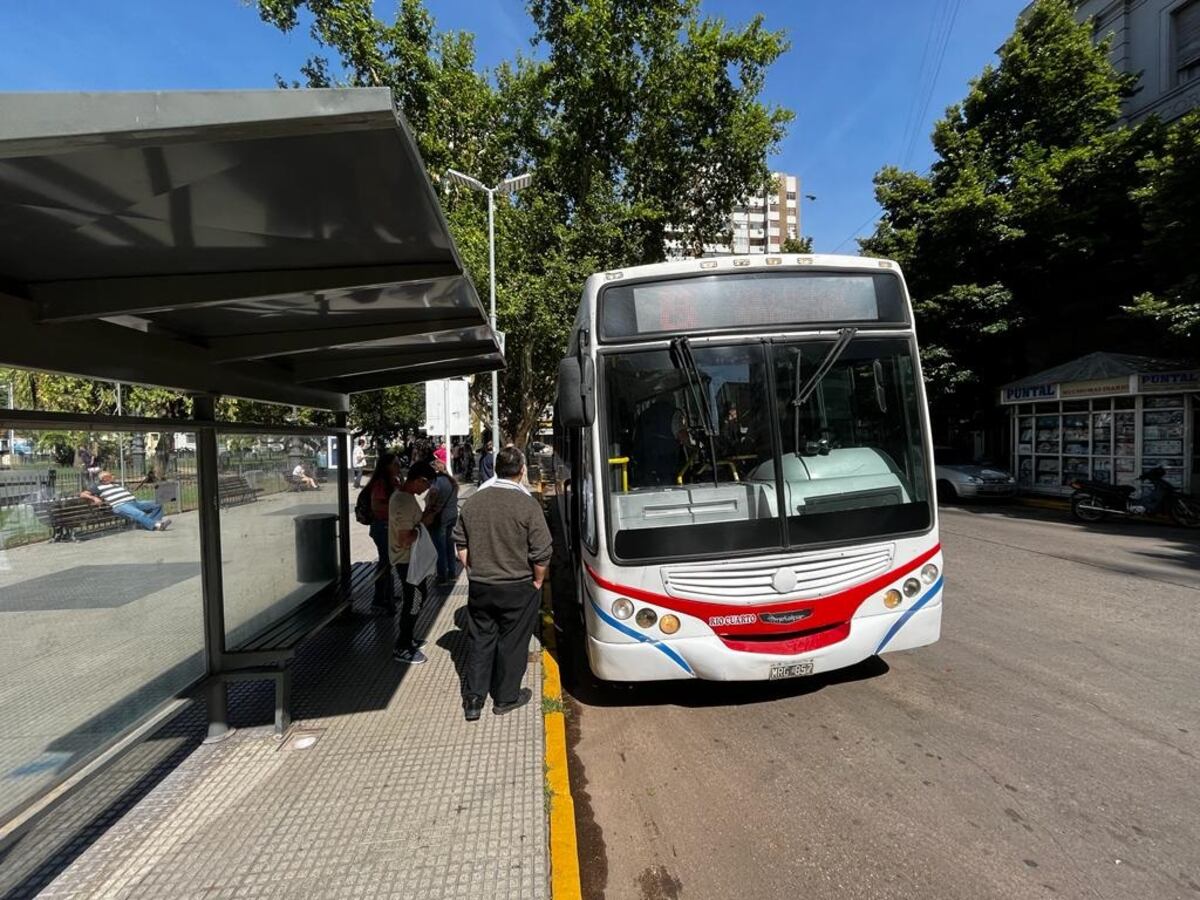 Esperaba el colectivo y murió atropellado por uno: qué se sabe del trágico hecho en Córdoba