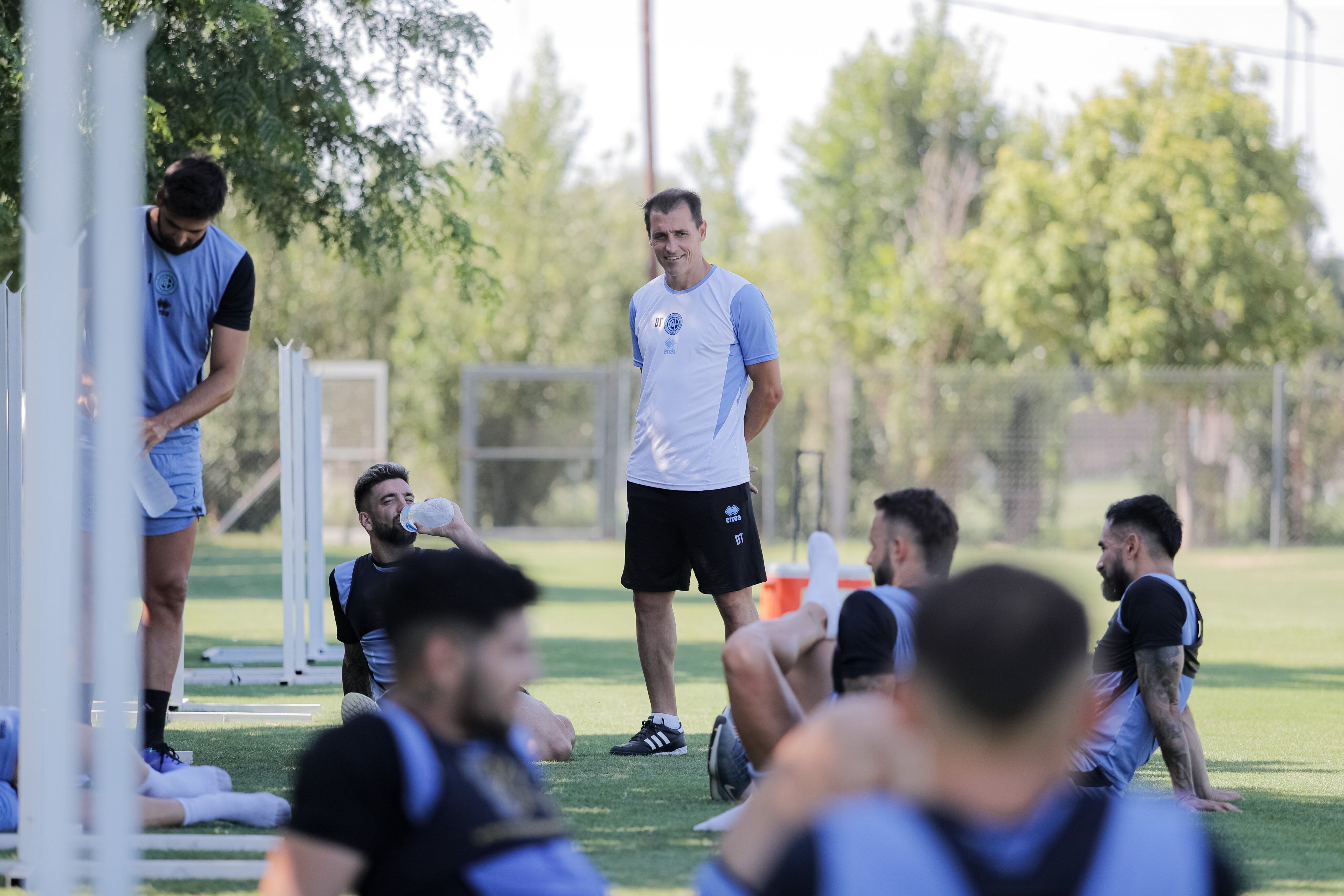 Guillermo Farré en un parate en lo que ha sido el regreso a los trabajos del plantel Celeste (Prensa Belgrano)