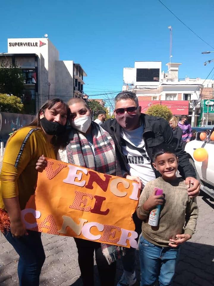 Marlen junto a sus padres y su hijo en la plaza Pringles.