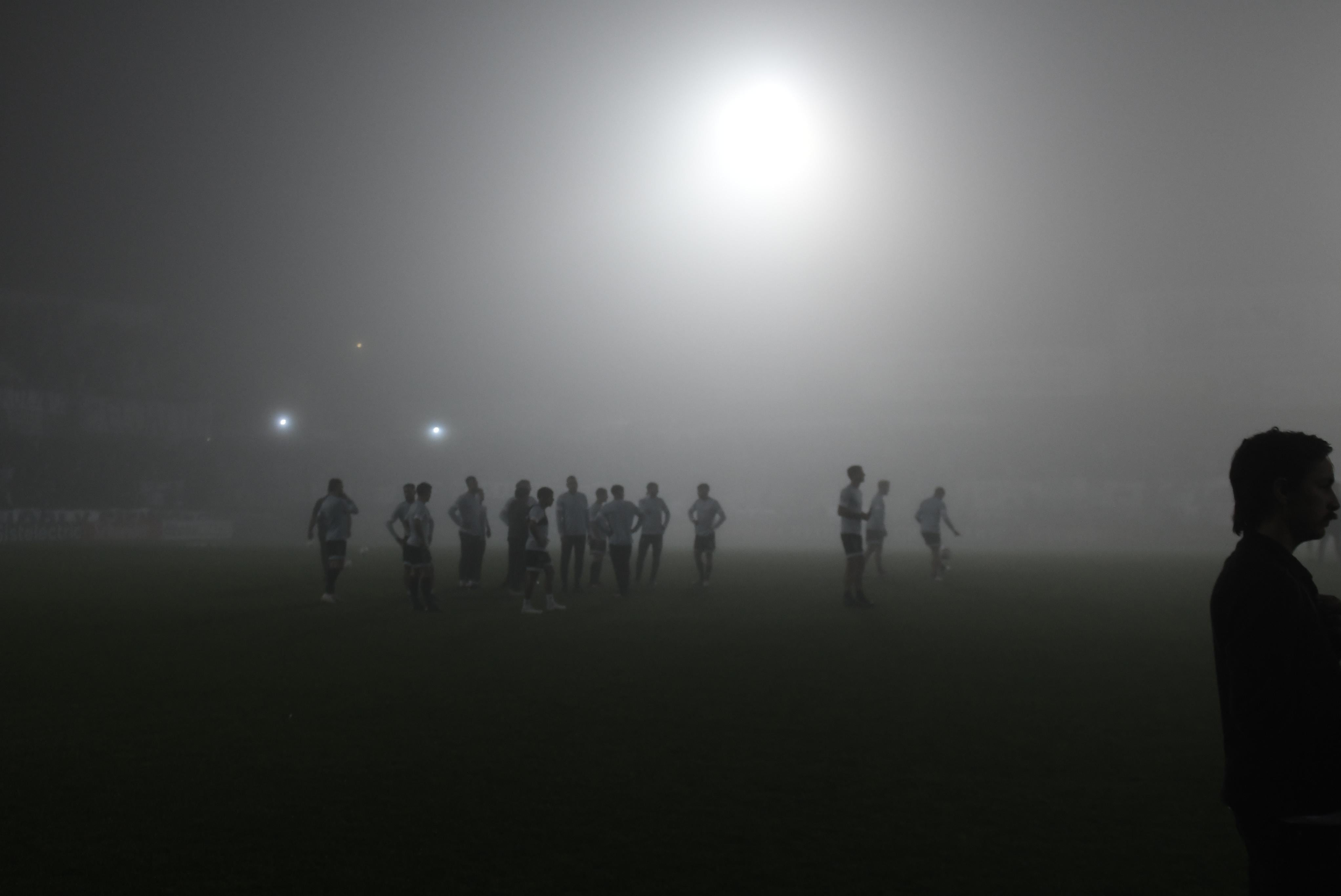 La niebla le dijo no al partido por la fecha 25 entre Quilmes y Belgrano. (Federico López Claro)