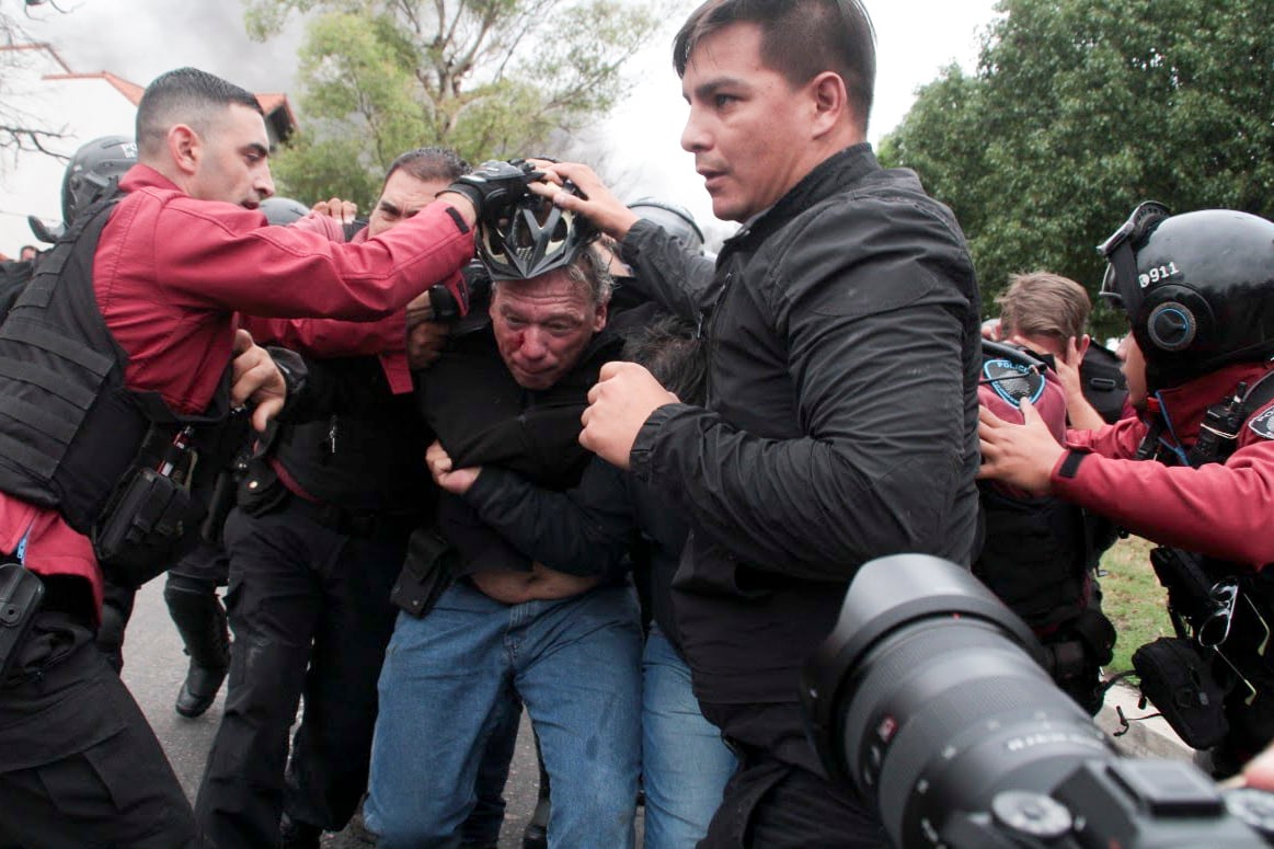 Sergio Berni, el ministro de Seguridad de la provincia de Buenos Aires, en el centro, es extraído de una protesta en Buenos Aires, el lunes 3 de abril de 2023. Berni fue atacado durante una protesta de conductores de autobuses luego del asesinato de un compañero de trabajo. (AP Foto/Andrés Pelozo)