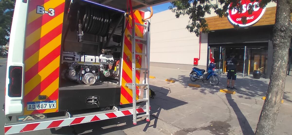 Evacuados de un supermercado por un incendio en Villa Carlos Paz