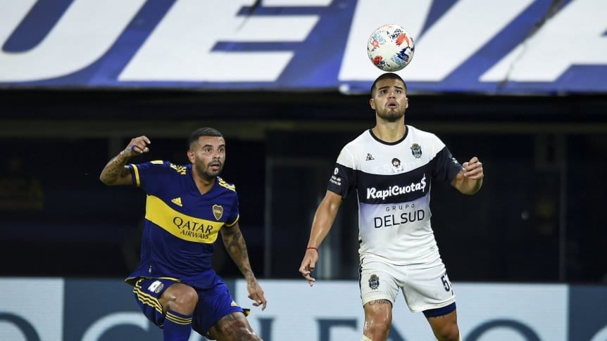 Marcelo Weigandt, disputando la pelota con Edwin Cardona. 