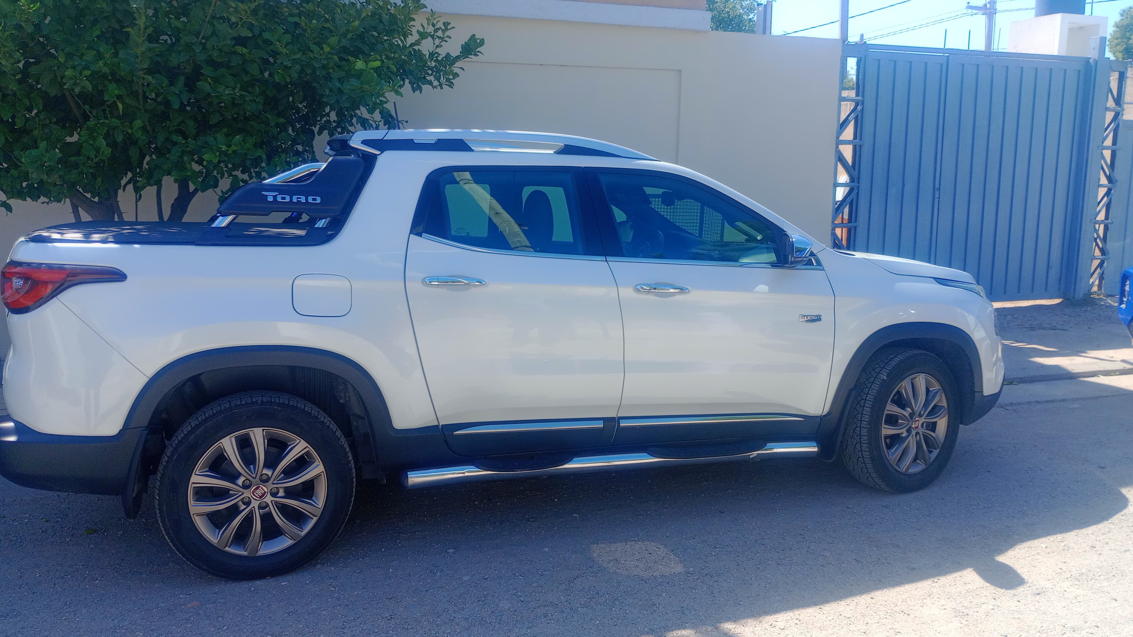 La camioneta recuperada tras el asalto comando a la concesionaria de Córdoba.