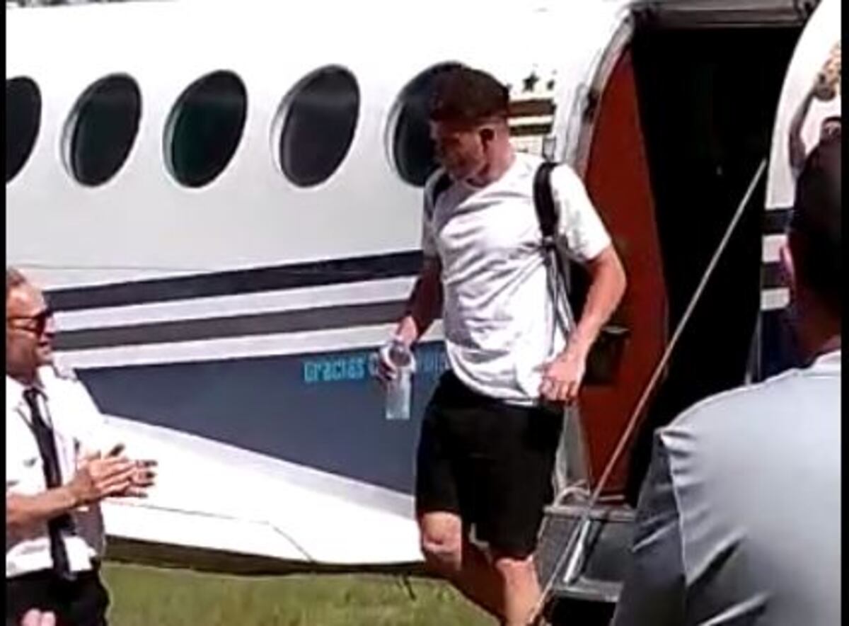 Julián Álvarez, recién llegado de Qatar, aterrizó en Arroyito, visitó a familiares y partió a Calchín