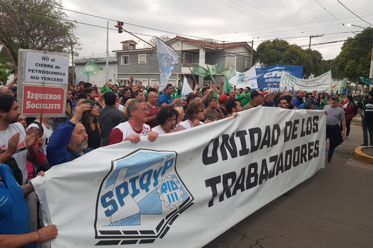 Río Tercero. Gran convocatoria de la marcha por los despidos en la Petroquímica. (Mariela Martínez / La Voz)