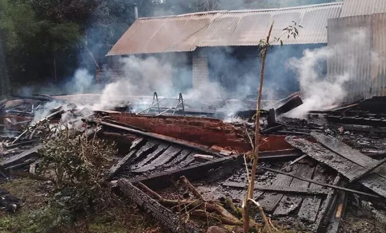 Incendio consumió una vivienda en General Urquiza.