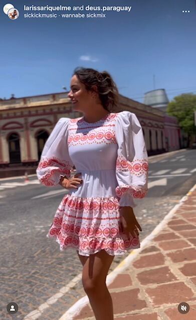 Larissa Riquelme usando un vestido con detalles de color de la marca @deus.paraguay.