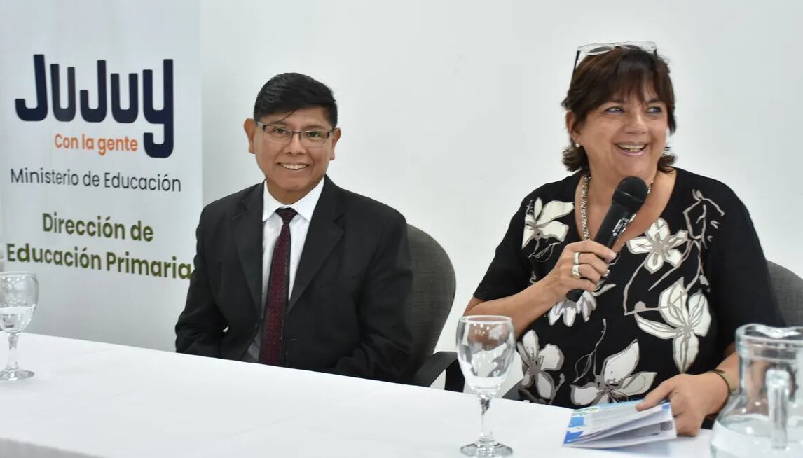 Miguel Peñaloza, director de Educación Primaria, y la asesora ministerial Alejandra Maccagno, presentaron el primer tomo de "Semillero de Historias".