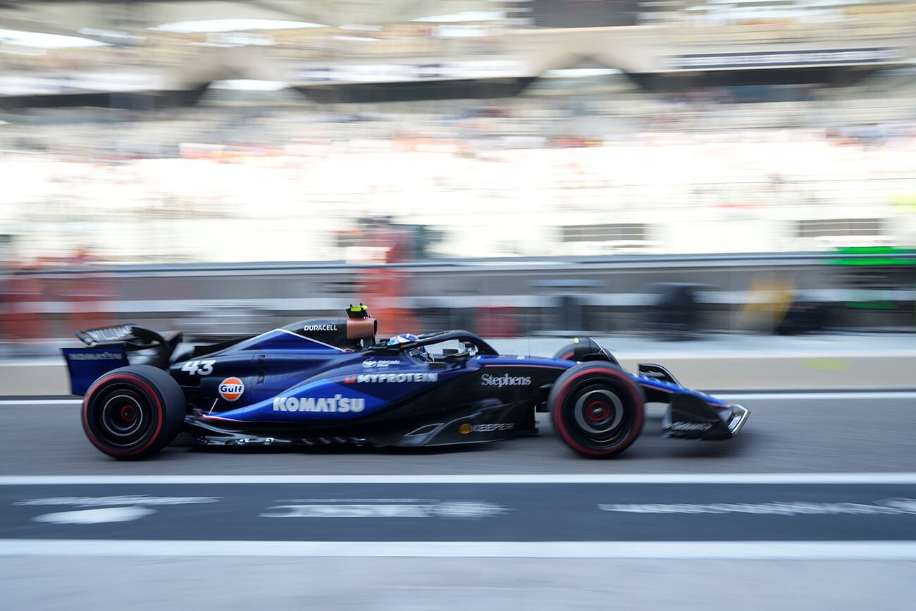 El piloto de Williams, Franco Colapinto de Argentina, sale de la calle de boxes durante la práctica previa al Gran Premio de Fórmula Uno de Abu Dabi en el Circuito Yas Marina en Abu Dabi, Emiratos Árabes Unidos, el viernes 6 de diciembre de 2024. (Foto AP/Darko Bandic)