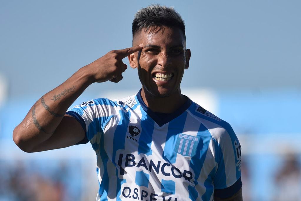 Facundo Rivero marcó un golazo para el triunfo de Racing sobre Atlético Paraná. (Ramiro Pereyra / La Voz)