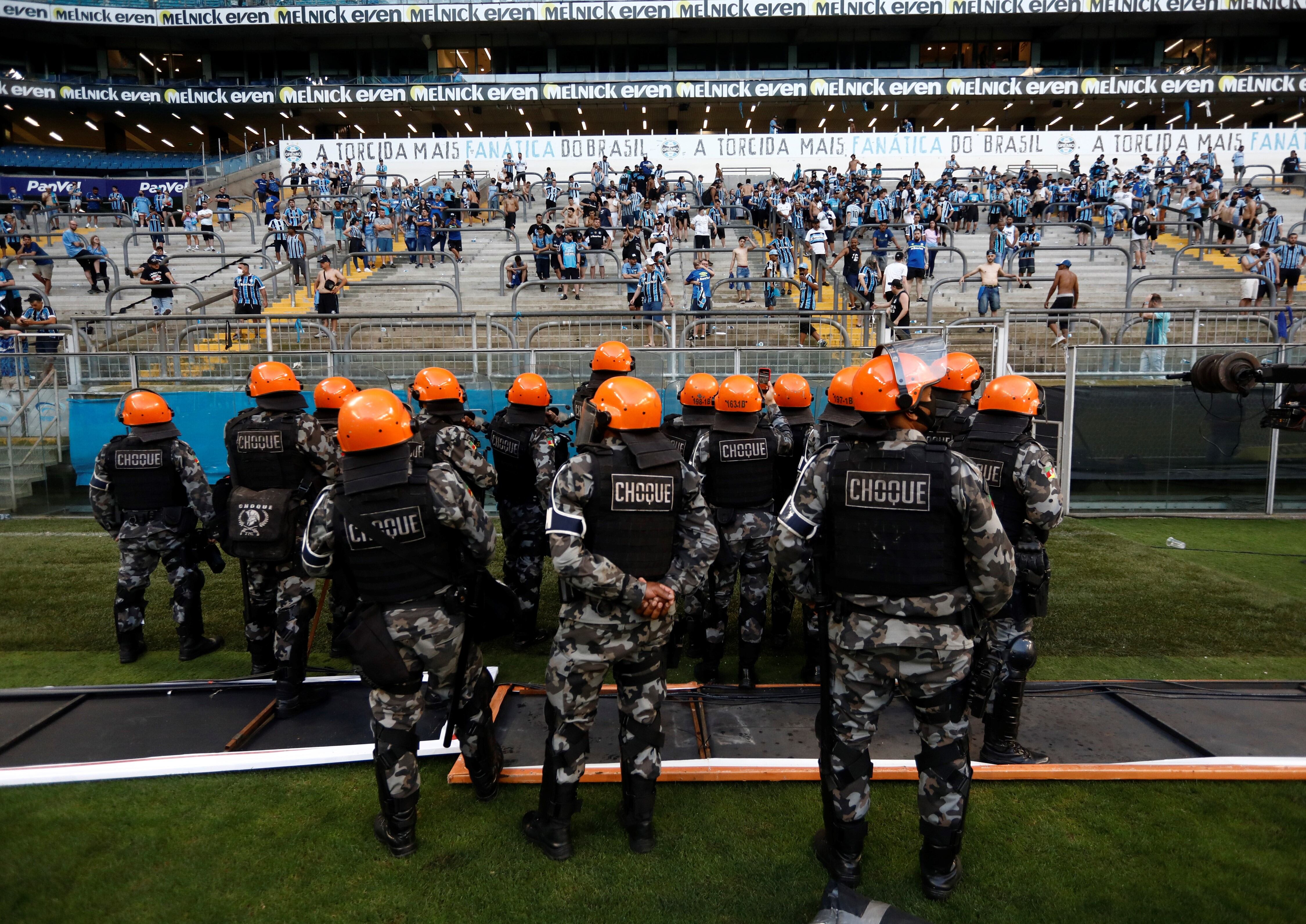 Hinchas de Gremio destrozaron la cabina del VAR.