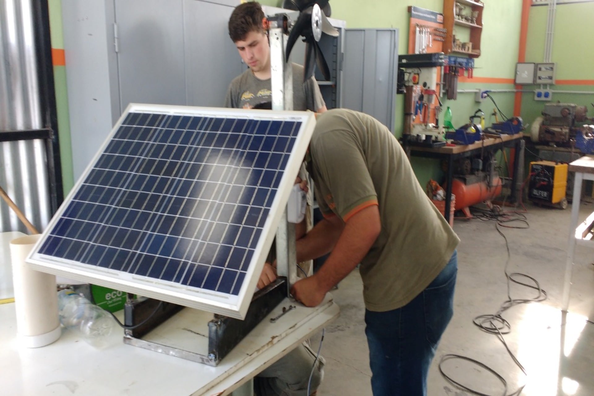 Alumnos de la escuela de Enseñanza Técnica N°5 e Villa Elisa trabajando en su proyecto