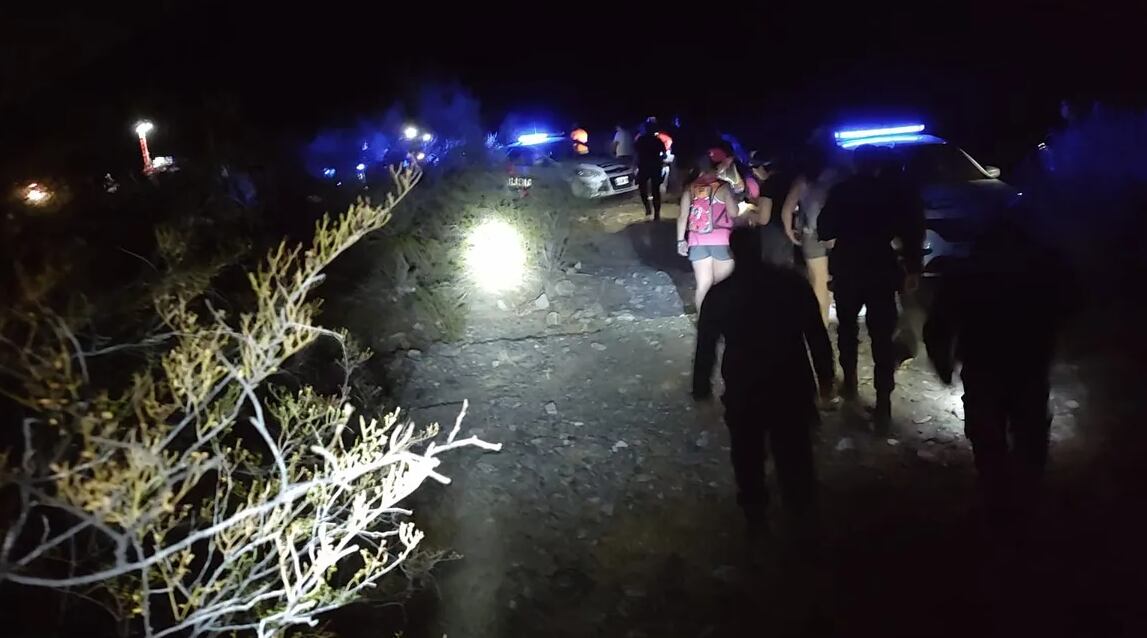 Rescataron a 25 personas desde un cerro en San Juan.