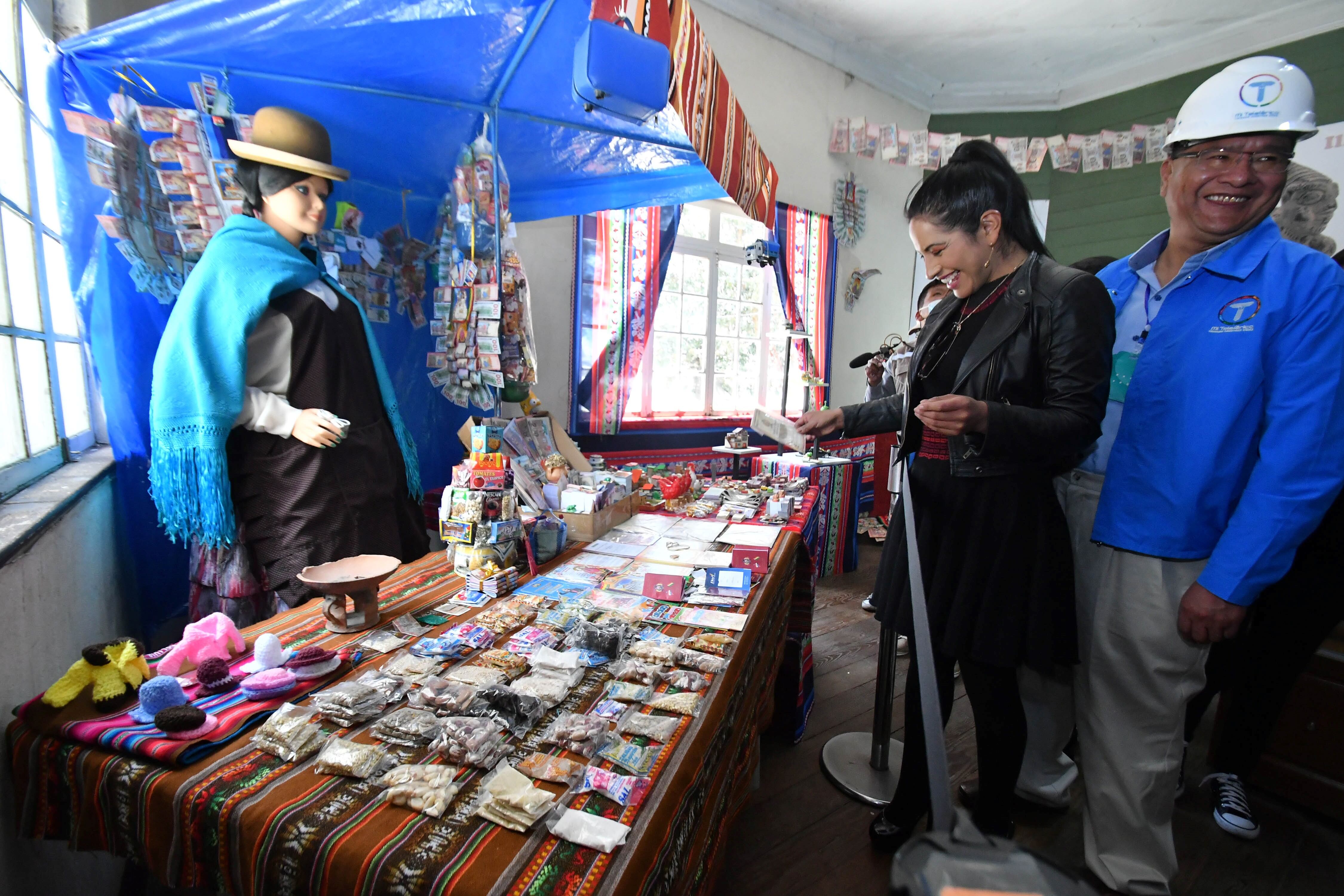 El gerente de la empresa estatal "Mi Teleférico", Sergio Choque, junto a la concejal Wilma Alanoca, asisten a la apertura de la "Casa del Ekeko" este viernes, en La Paz (Bolivia).