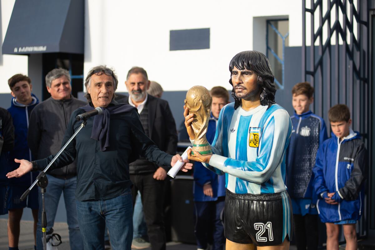 Talleres descubrió la estatua de uno de sus ídolos, Daniel Valencia