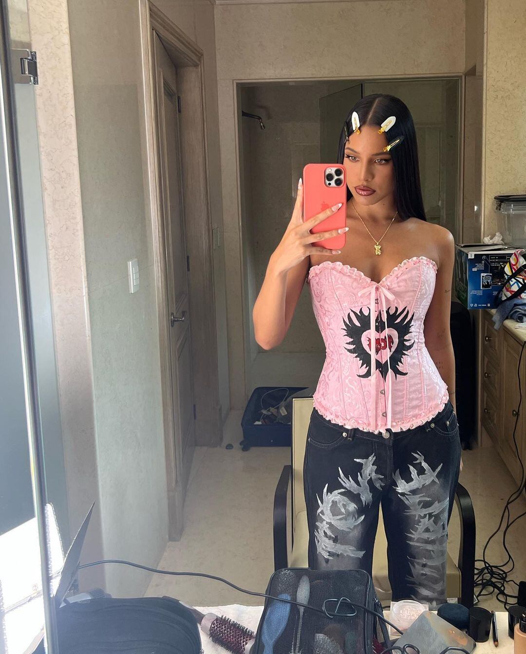 Emilia Mernes posó con un corset rosa