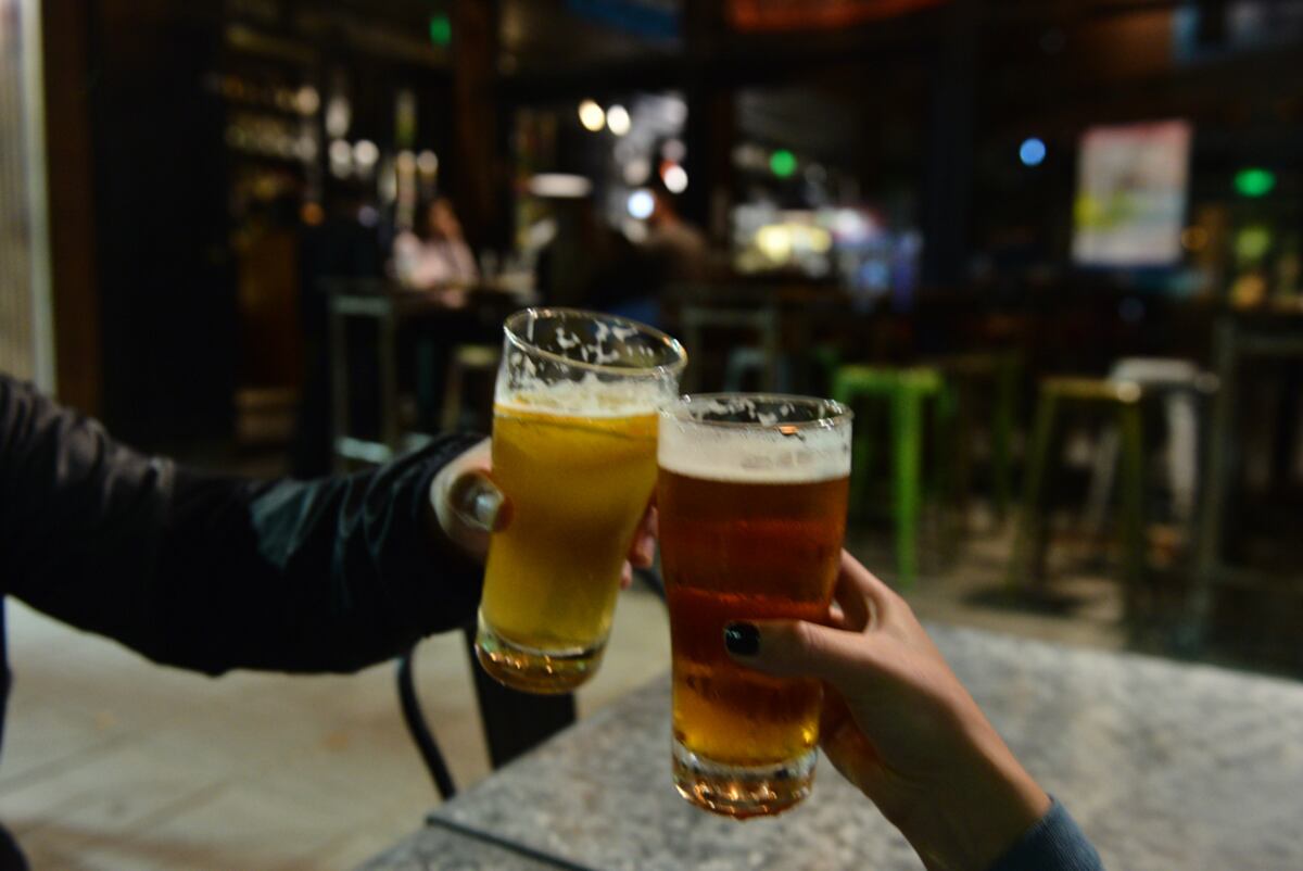 Para incentivar la vacunación contra el coronavirus en los jóvenes regalan cerveza
