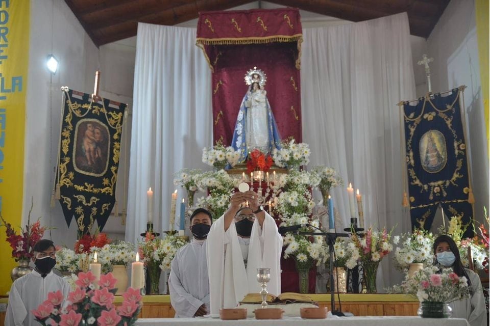 El obispo de la prelatura humahuaqueña, monseñor Félix Paredes Cruz, ofició la Eucaristía en el complejo deportivo de la ciudad.