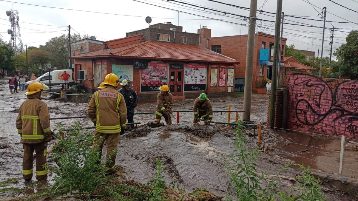 Bomberos Voluntarios trabajando para paliar las consecuencias del temporal en Merlo.