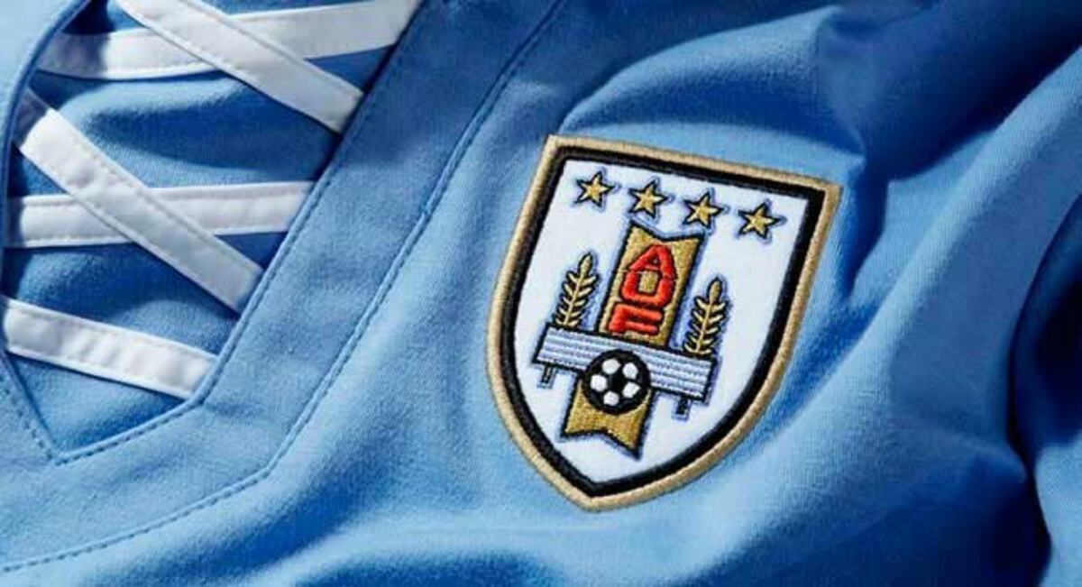 Uruguay deberá quitar dos estrellas de su escudo por orden de la FIFA y se desató la polémica