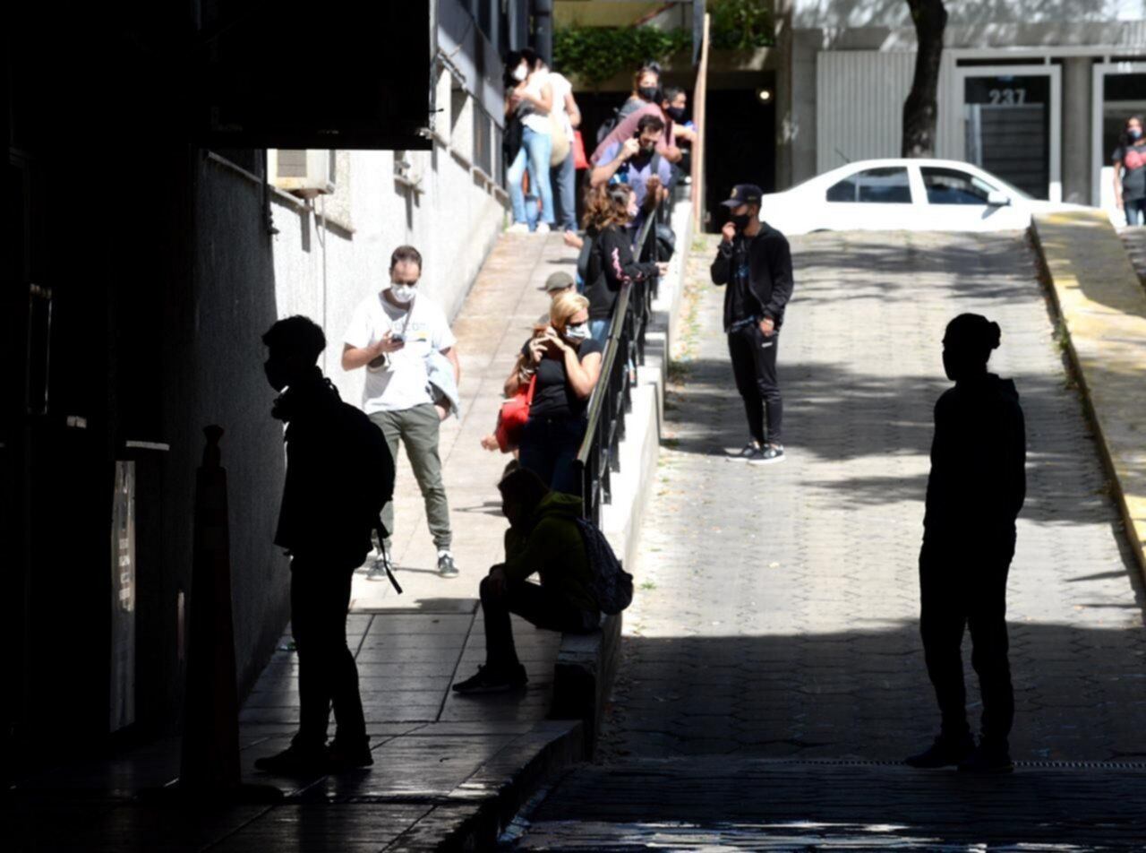 Las colas para testearse en La Plata llegan a ser de tres cuadras.